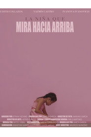 La niña que mira hacia arriba